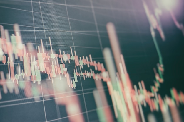 Comptabilité de l'analyse des graphiques récapitulatifs des bénéfices. Le plan d'affaires lors de la réunion et analyser les chiffres financiers pour afficher la performance