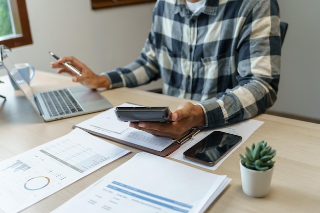 Comptabilité des petites entreprises Businesswoman Accountant vérifier les affaires en croissance avec la calculatrice Accountancy Concept