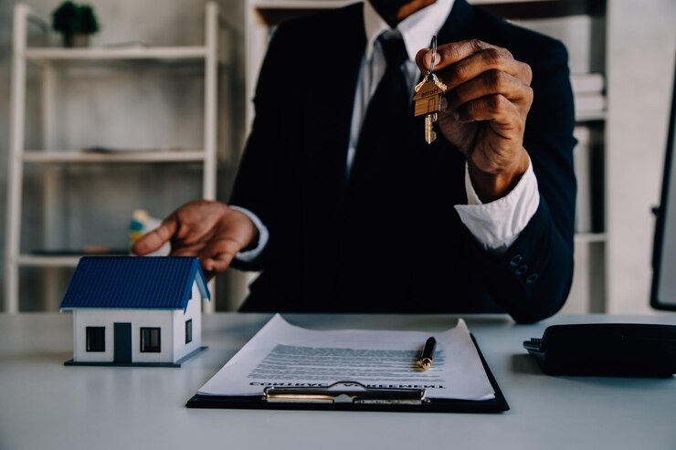 Photo comptable homme d'affaires agent immobilier femme d'affaires asiatique remettant les clés aux clients avec la maison après que les clients aient signé