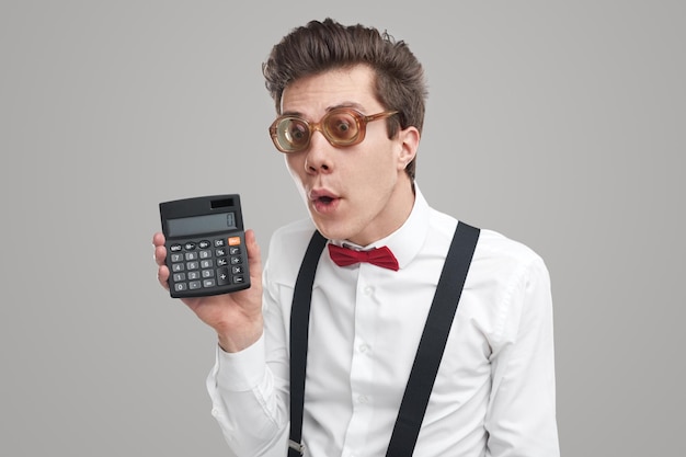 Comptable masculin drôle montrant la calculatrice