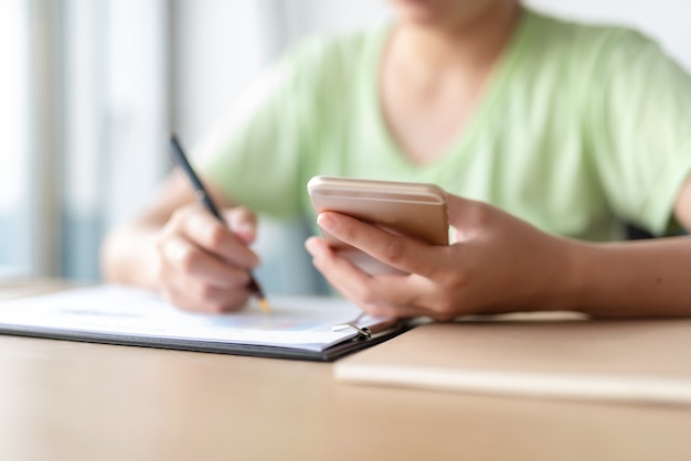 Les comptables utilisent l'idée de travailler au bureau.