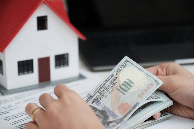 Compter les billets d'un dollar Pour l'achat et le contrat de biens immobiliers