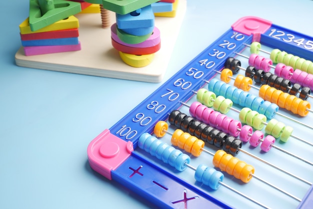 compter le jouet d'apprentissage des mathématiques sur la table