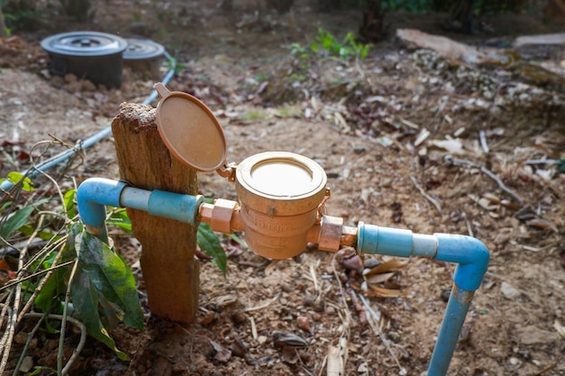 Compteur d'eau sur tuyau d'eau pvc au sol ancien compteur d'eau pour vérifier les estimations de consommation d'eau des ménages dans le village