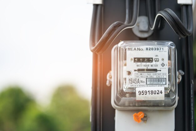 Photo compteur de puissance électrique de mesure avec espace de copie pour le coût de l'énergie à la maison et au bureau