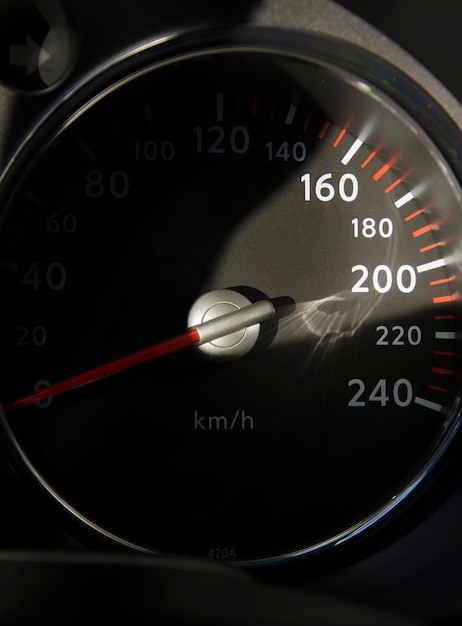 Photo compteur de vitesse de ramassage compteur de vitesse jusqu'à 240 km par heure avec demi-lumière et ombre