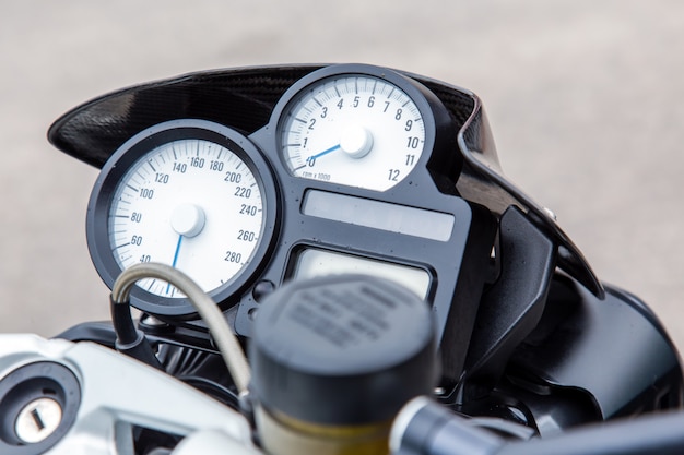 Compteur de vitesse sur le tableau de bord de la moto.