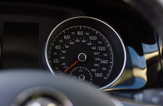 Compteur de vitesse de voiture moderne. Gros plan du tableau de bord d'une voiture.