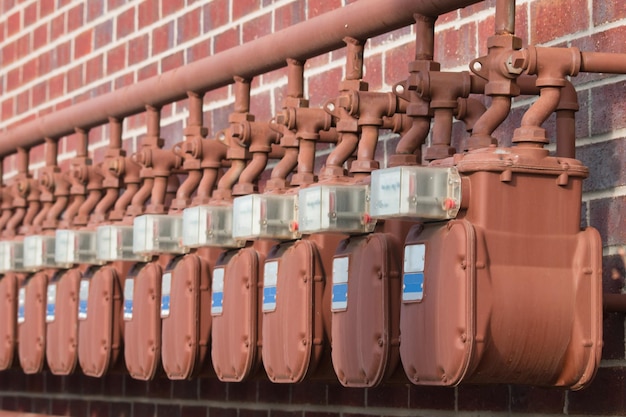 Compteurs d'eau sur le mur de l'immeuble.