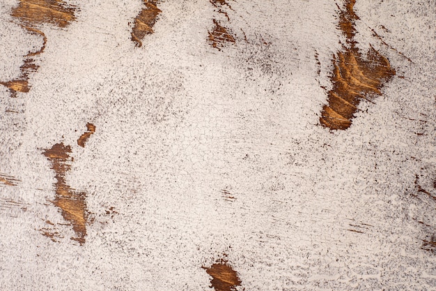 Comptoir en acajou vieilli avec peinture blanche craquelée et effilochée