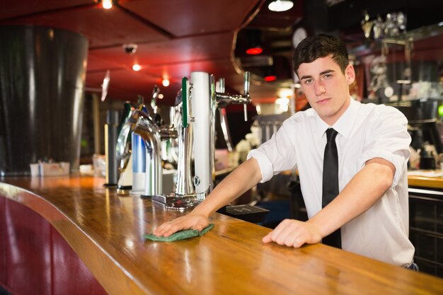 Comptoir bar de nettoyage barman confiant