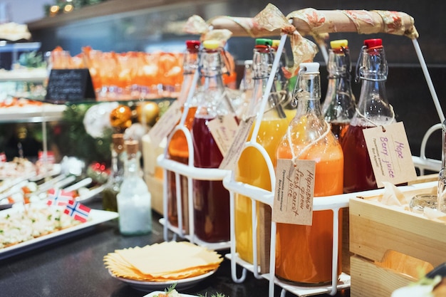 Comptoir de bar avec verres et assiettes Verres sur le bar