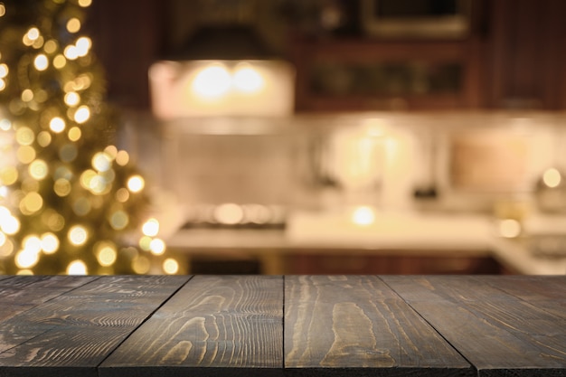 Comptoir en bois sur cuisine avec arbre de Noël
