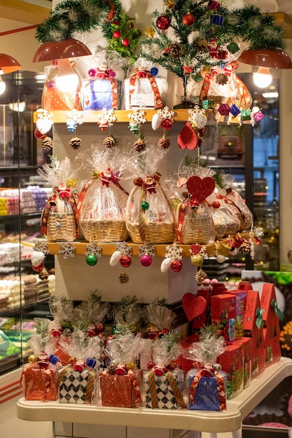 Comptoir de cadeaux de Noël Cadeaux préparés avec du chocolat et des bonbons