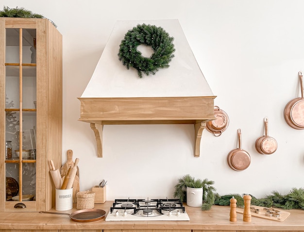 Comptoir de cuisine décoré de Noël festif avec cuisinière