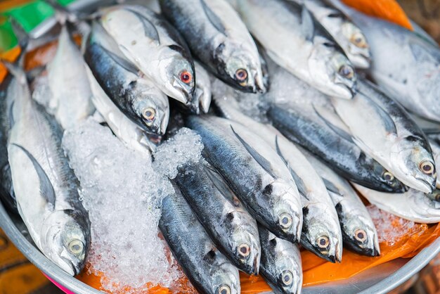 Comptoir avec du poisson frais au marché de rue à Can Tho, au Vietnam