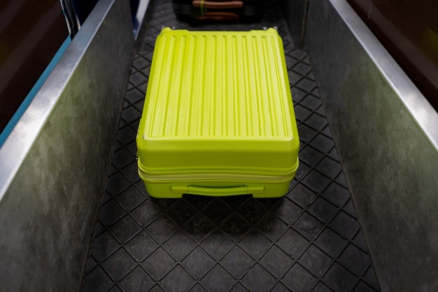 Comptoir d'enregistrement à l'aéroport avec ceinture à bagages.