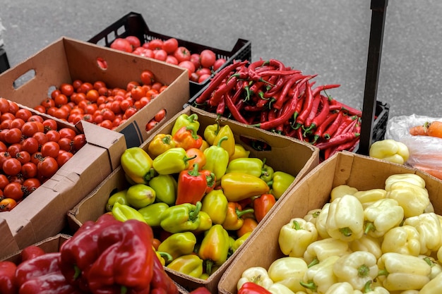 Un comptoir de légumes dans un marché de rue Commerce de produits saisonniers Poivre