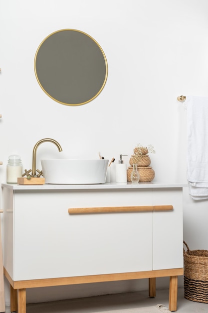 Comptoir en marbre de la salle de bain avec bougies d'évier et brosses à dents près de l'espace de copie du mur blanc