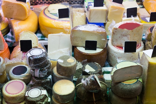 Photo comptoir de marché avec différents types de fromage