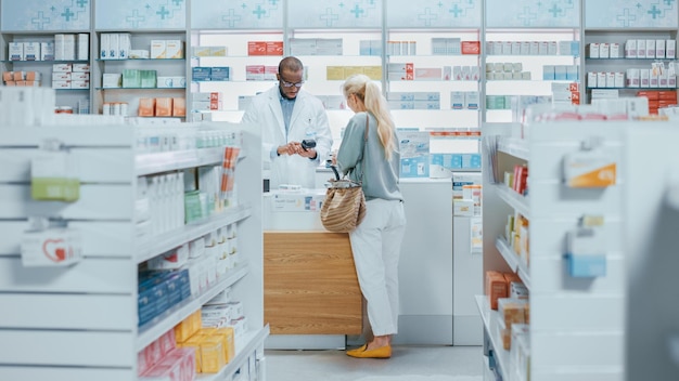 Un comptoir de pharmacie avec une femme qui parle à un homme.