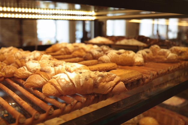 Comptoir avec produits de boulangerie en gros plan de la boutique