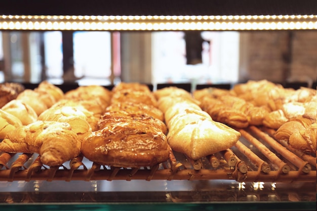 Comptoir avec produits de boulangerie en gros plan de la boutique