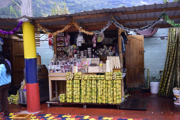 Comptoir avec produits près de Banos