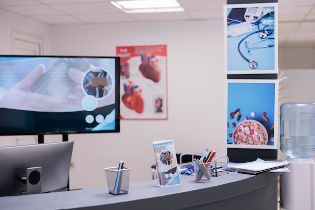 Photo comptoir de réception de l'hôpital dans le hall de l'établissement avec bureau d'inscription vide. utilisation de la zone d'attente de la clinique pour prendre des rendez-vous et des visites de contrôle avec des spécialistes, ayant une assurance.