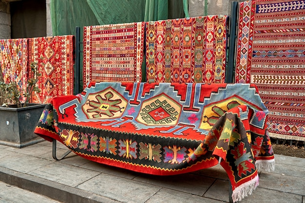 Comptoir de rue de tapis traditionnels dans la rue à Tbilissi.