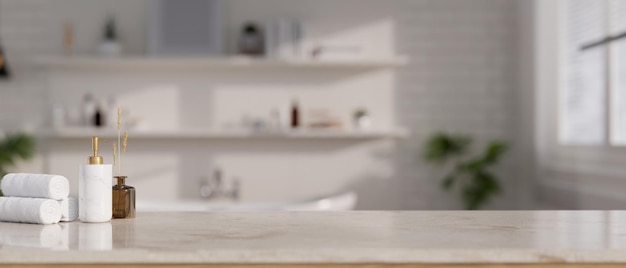 Comptoir de salle de bain avec bouteille de shampoing pour serviettes et espace de copie sur une salle de bain blanche floue