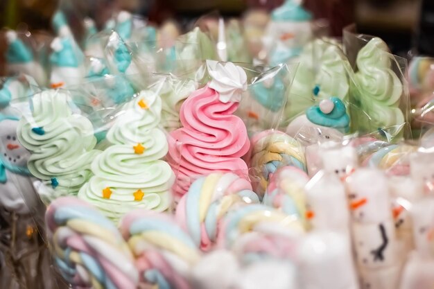 Comptoir de vacances à rayures sucette bonbon sucré pain d'épice sur un bâton