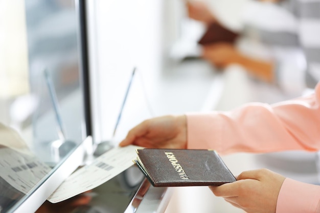 Photo comptoirs d'enregistrement à l'aéroport avec passagers