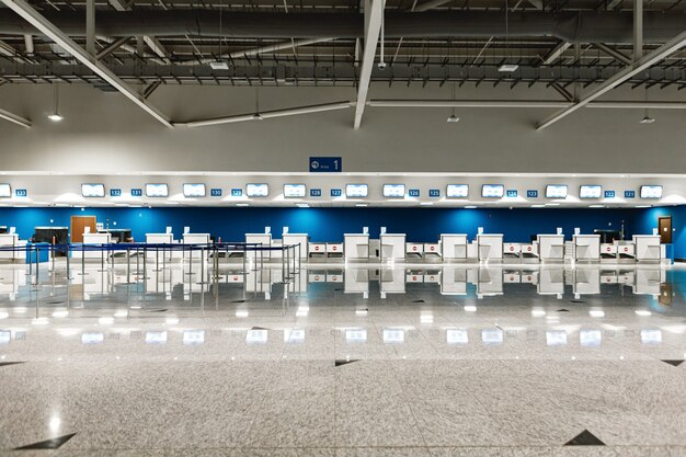 Photo comptoirs d'enregistrement à l'aéroport pour l'arrière-plan aucun peuple