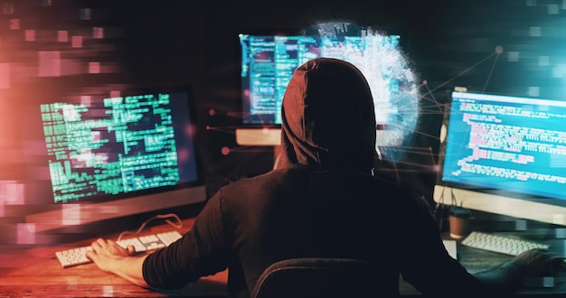 Computer et hacker avec programmation de code et internet avec hologramme cybersécurité et accès illégal Personne programmeur et pc avec base de données blockchain holographique et erreur technique