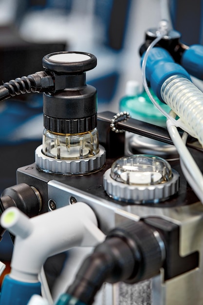 Le concentrateur d'oxygène médical est prêt à l'emploi devant la salle d'urgence de l'hôpital Dispositif médical Bouteille d'oxygène portable individuelle pour mettre du gaz pour les patients souffrant de troubles respiratoires