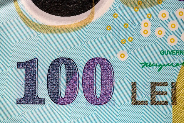 Photo concentration sélective sur le détail des billets de banque de lei concentration macro-détail des billits de banque de 100 lei roumains isolés concept de l'argent mondial concept d'inflation et d'économie