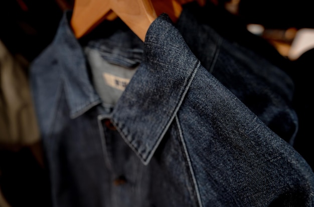 Concentration sélective sur les jeans de veste accrochés sur le rack dans le magasin de vêtements Jeans Denim avec motif de jeans