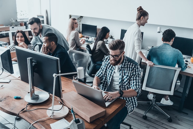 concentré au travail. Réunion d'équipe d'affaires dans le bureau