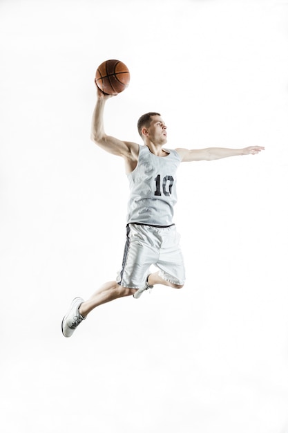 Photo concentré de basket-ball joueur saut