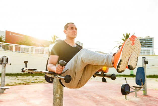 Concentré beau jeune homme fort de sport