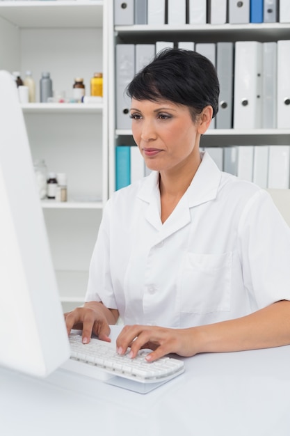 Concentré de femme médecin à l&#39;aide d&#39;ordinateur