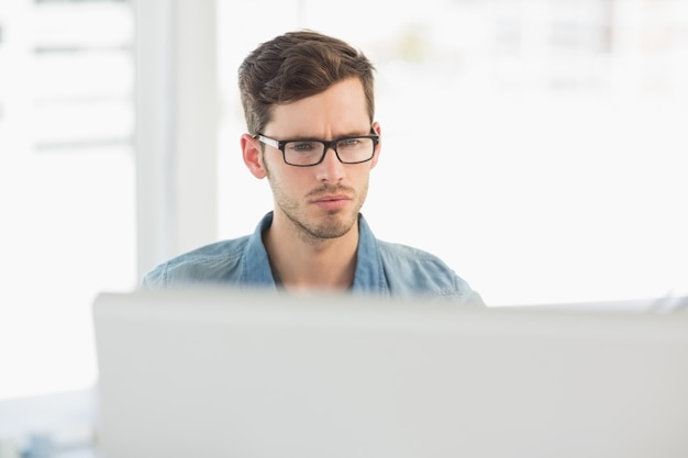 Concentré jeune artiste masculin à l&#39;aide d&#39;ordinateur