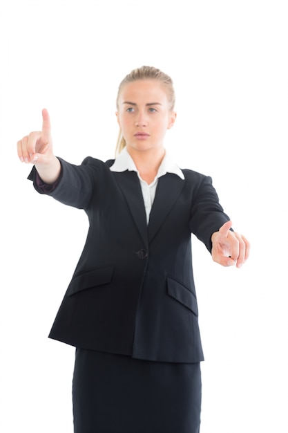 Concentré de jeune femme d&#39;affaires pointant avec ses mains