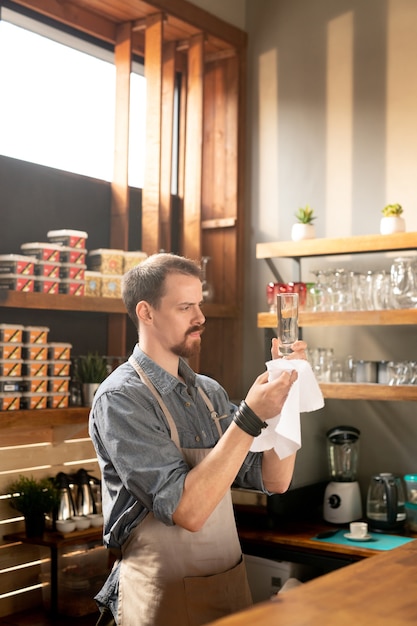 Concentré Jeune Femme Aux Cheveux Bouclés Immergé Dans Les Médias Sociaux En Tapant Sur Un Ordinateur Portable Tout En Interagissant En Ligne Dans Un Café