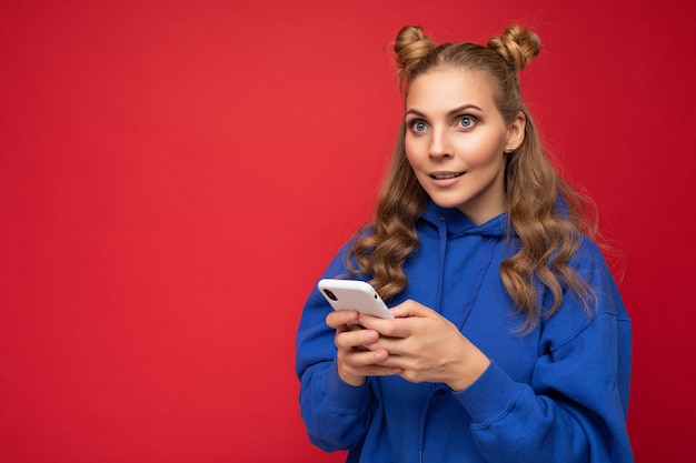 Concentré jeune femme portant un sweat à capuche décontracté