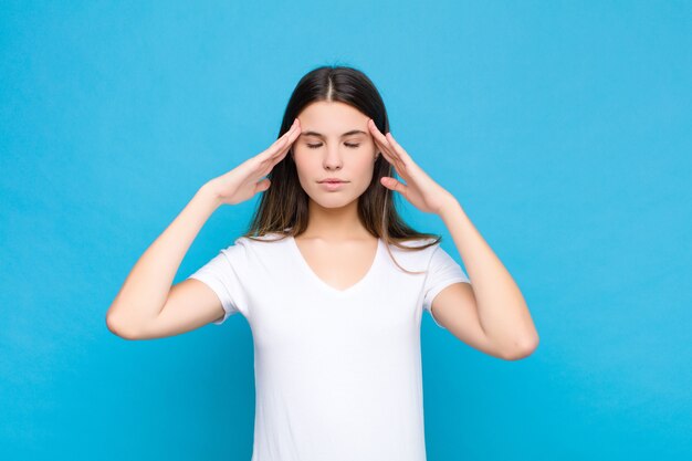 concentré, réfléchi et inspiré, remue-méninges et imaginer avec les mains sur le front