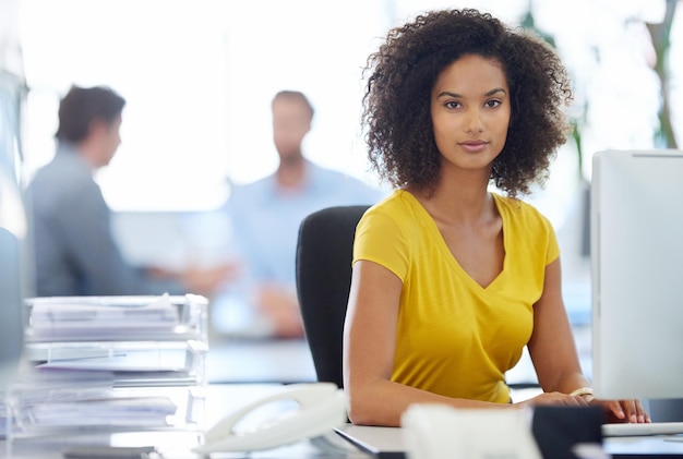 Photo concentré sur ses objectifs de carrière portrait recadré d'une jeune femme d'affaires séduisante assise à son bureau au bureau