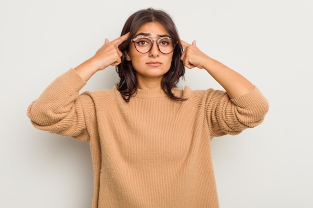 Concentré sur une tâche en gardant les index pointés vers la tête