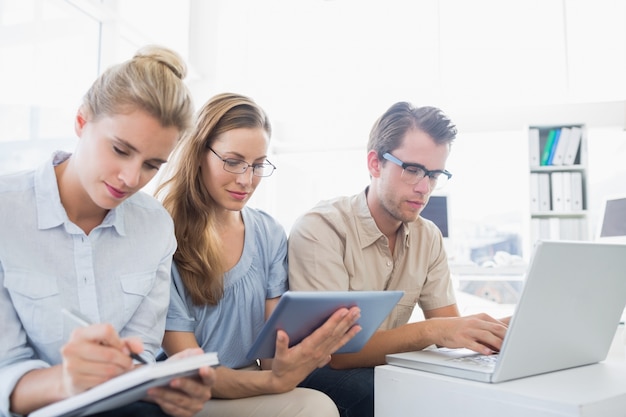 Concentré trois jeunes au bureau